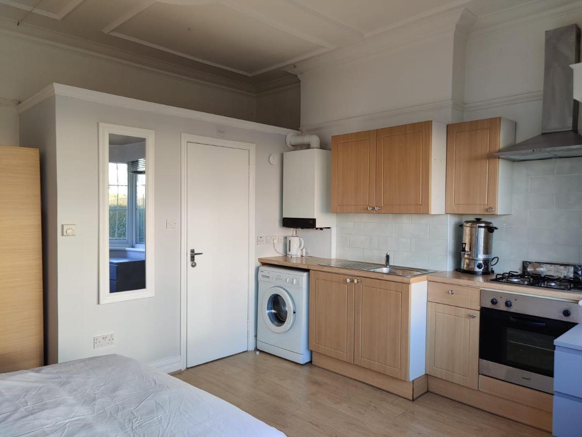 Studio On Golders Green Road Apartment London Exterior photo